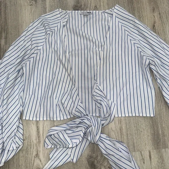 Striped front tie crop top - Picture 3 of 5